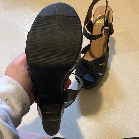 Women’s heels. Size 7.5, gently worn. - Picture 3 of 4